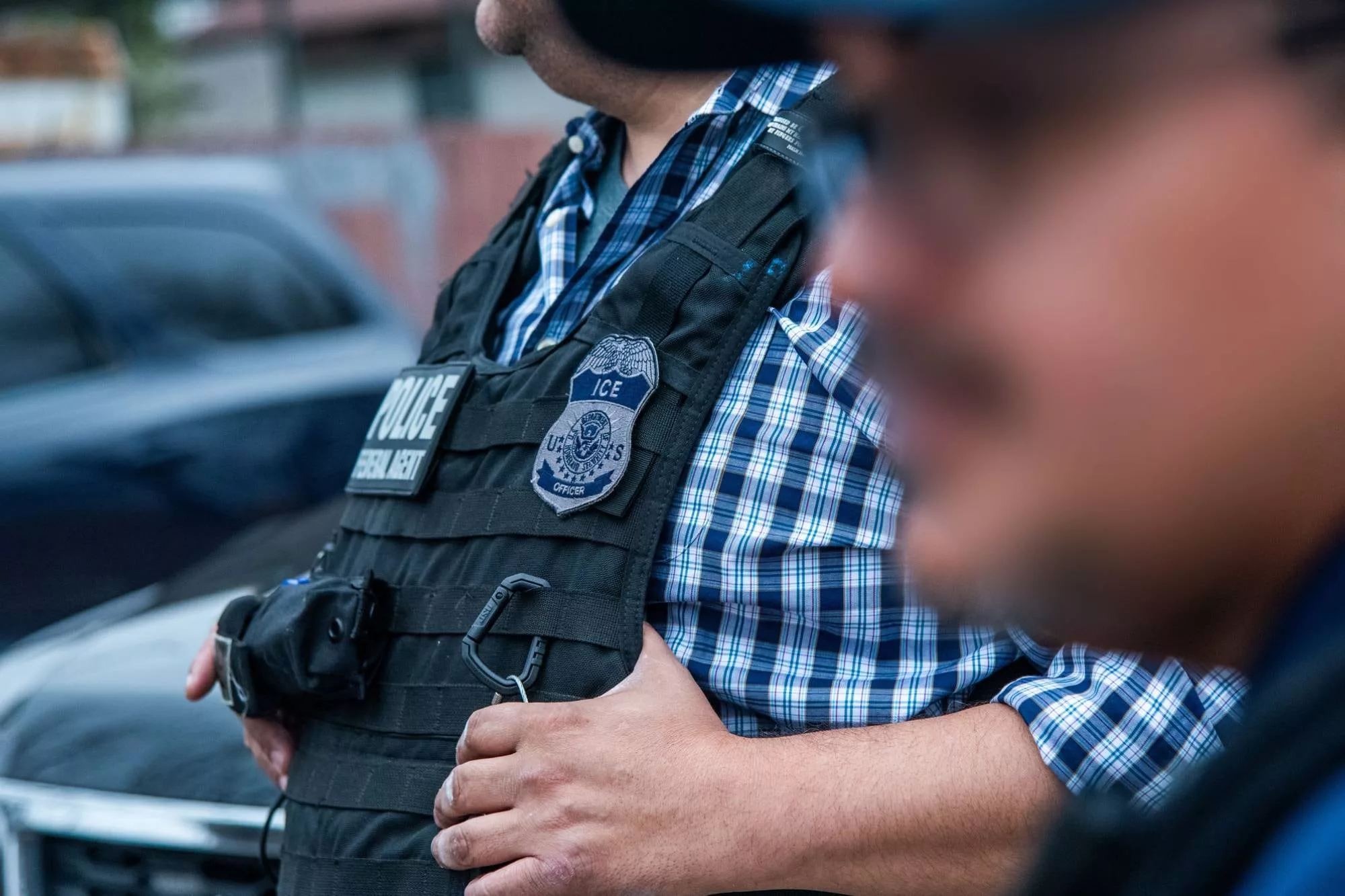 Dos días después de iniciada la investigación, el 19 de noviembre, Mark Booth Bennett fue arrestado en el Aeropuerto Internacional de Norfolk cuando pretendía abordar un vuelo con escala en Charlotte con destino a Las Vegas