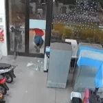 Robo en tiempo récord: 22 segundos para romper una puerta, saquear celulares de una casa de artículos electrónicos y escapar