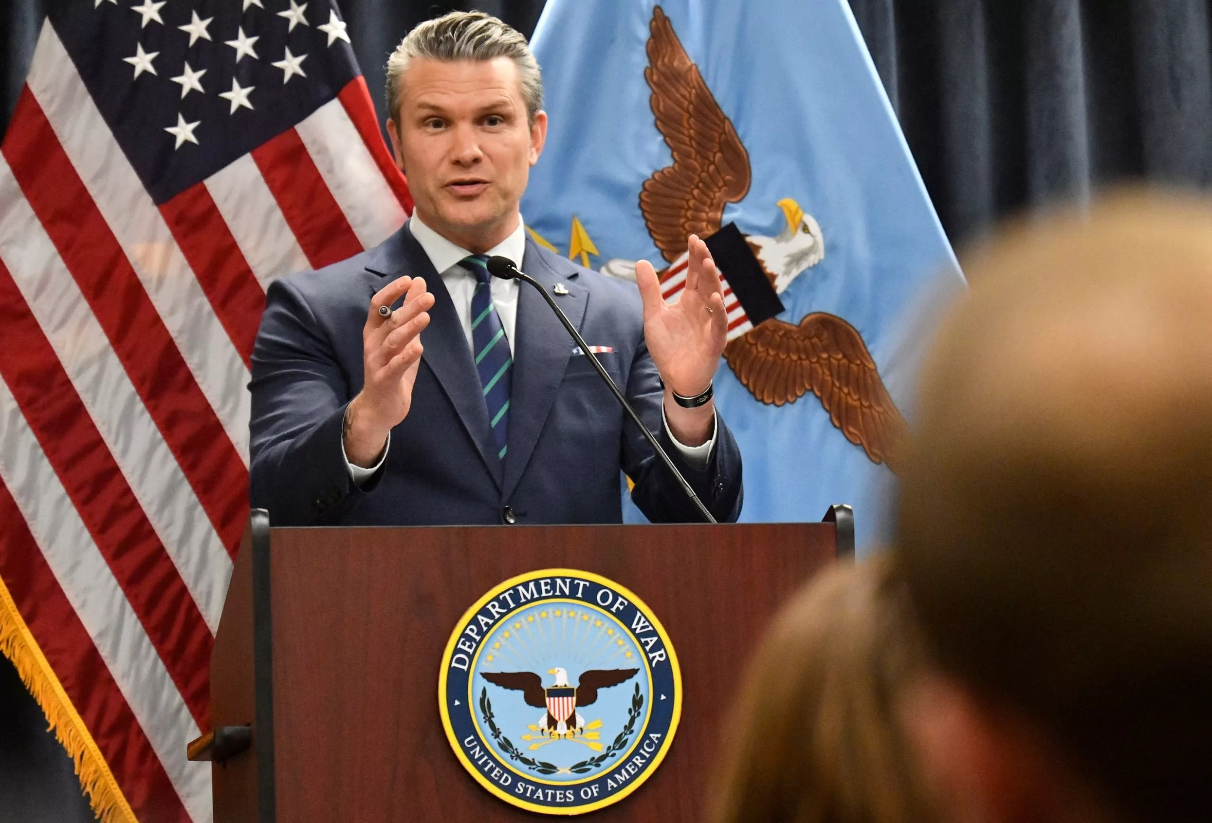 El secretario de Defensa de Estados Unidos, Pete Hegseth, durante una conferencia de prensa en la sede del Comando Central de Estados Unidos