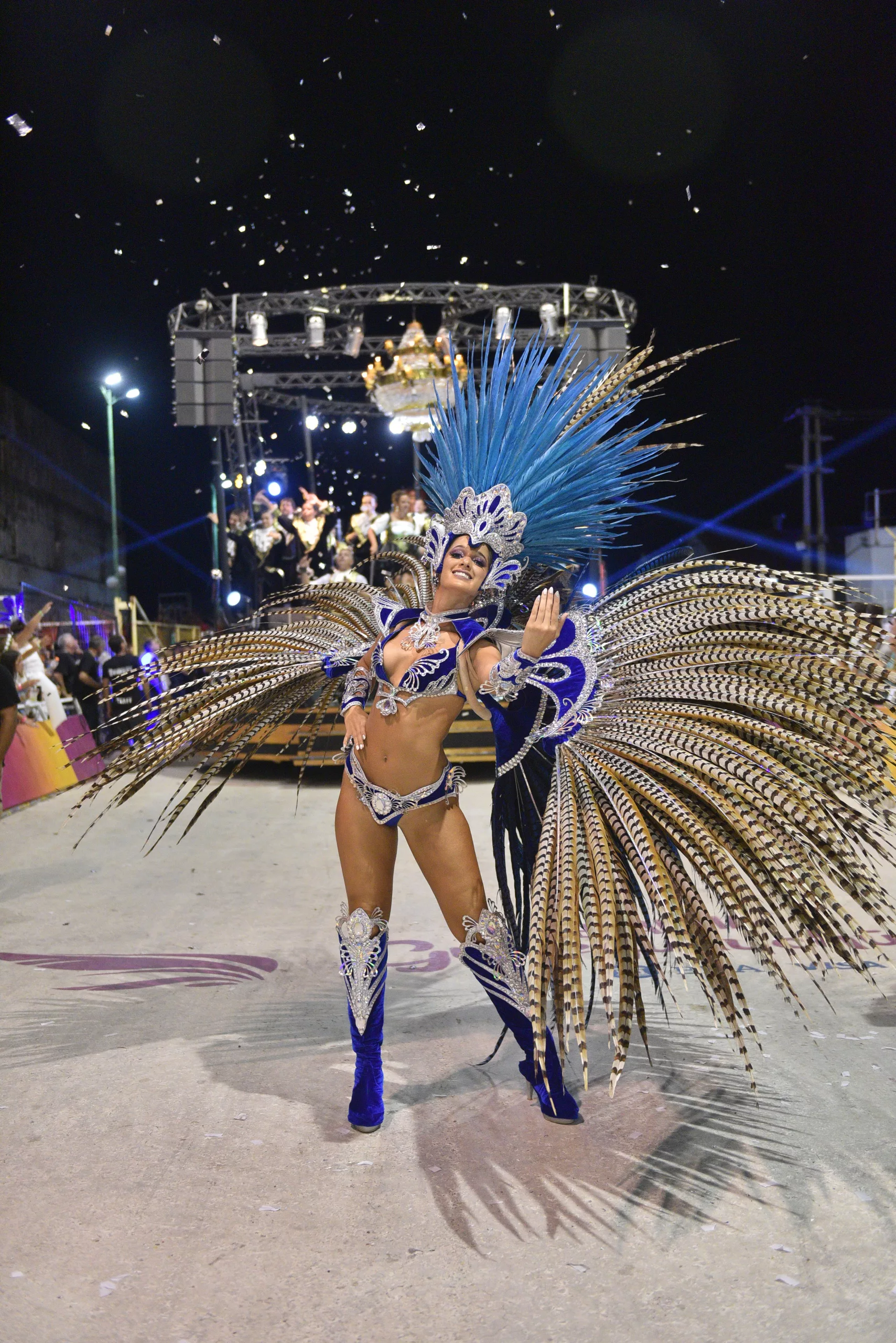 El jurado profesional del Carnaval de Gualeguaychú es el encargado de evaluar meticulosamente el vestuario, las carrozas, las coreografías y la música