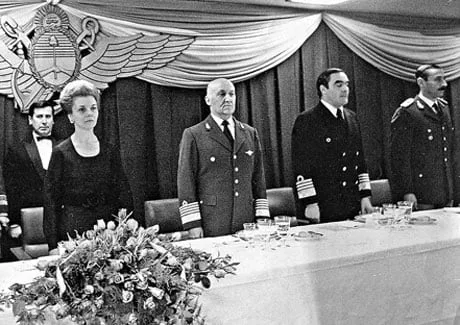 Isabel Perón y los militares Fautario, Massera y Videla, en julio de 1975