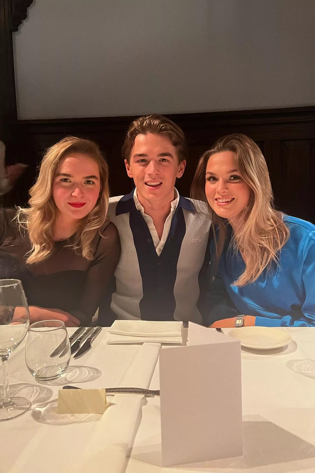 Antoon con sus dos hermanas, Anneleen y Josefien, que lo apoyan en todo