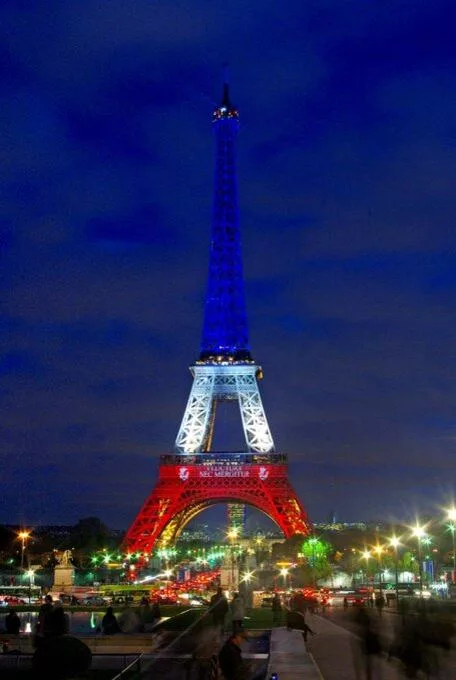 Al finalizar la jornada de actos del jueves, la Torre Eiffel se iluminará con los colores de la bandera francesa