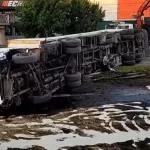 Corte total en Panamericana por un camión que quedó cruzado en la autopista tras un vuelco