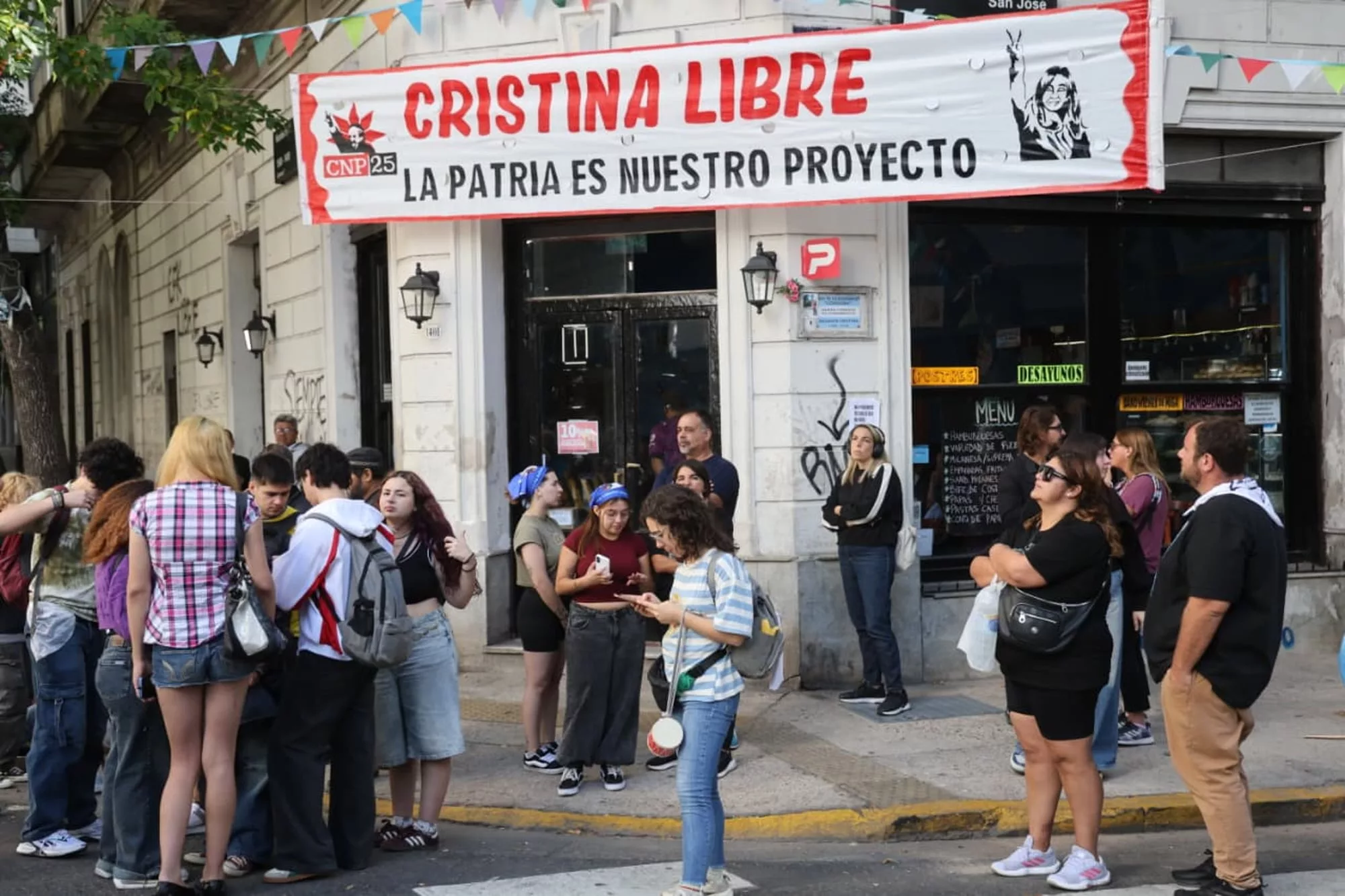 A 50 años del golpe militar de 1976. Militantes se reúnen en la puerta de la casa de Cristina Kirchner