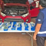 Llevaba más de 24 kilos de cocaína escondidos en el tablero de su auto: quedó detenido