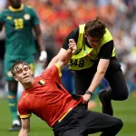 Video: tres hinchas invadieron el campo de juego durante el partido entre Bélgica y Senegal