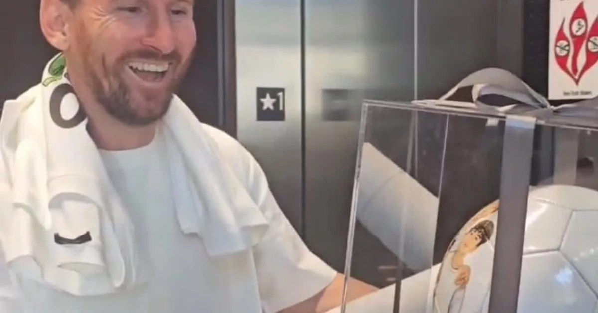 Video: la emoción de Messi al recibir un regalo especial
