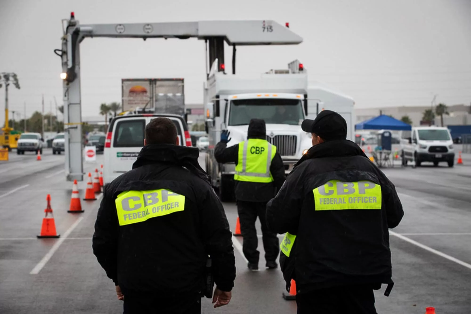 Los agentes de la CBP incautaron 51 bultos envueltos en celofán que contenían más de 23 kilos de metanfetamina