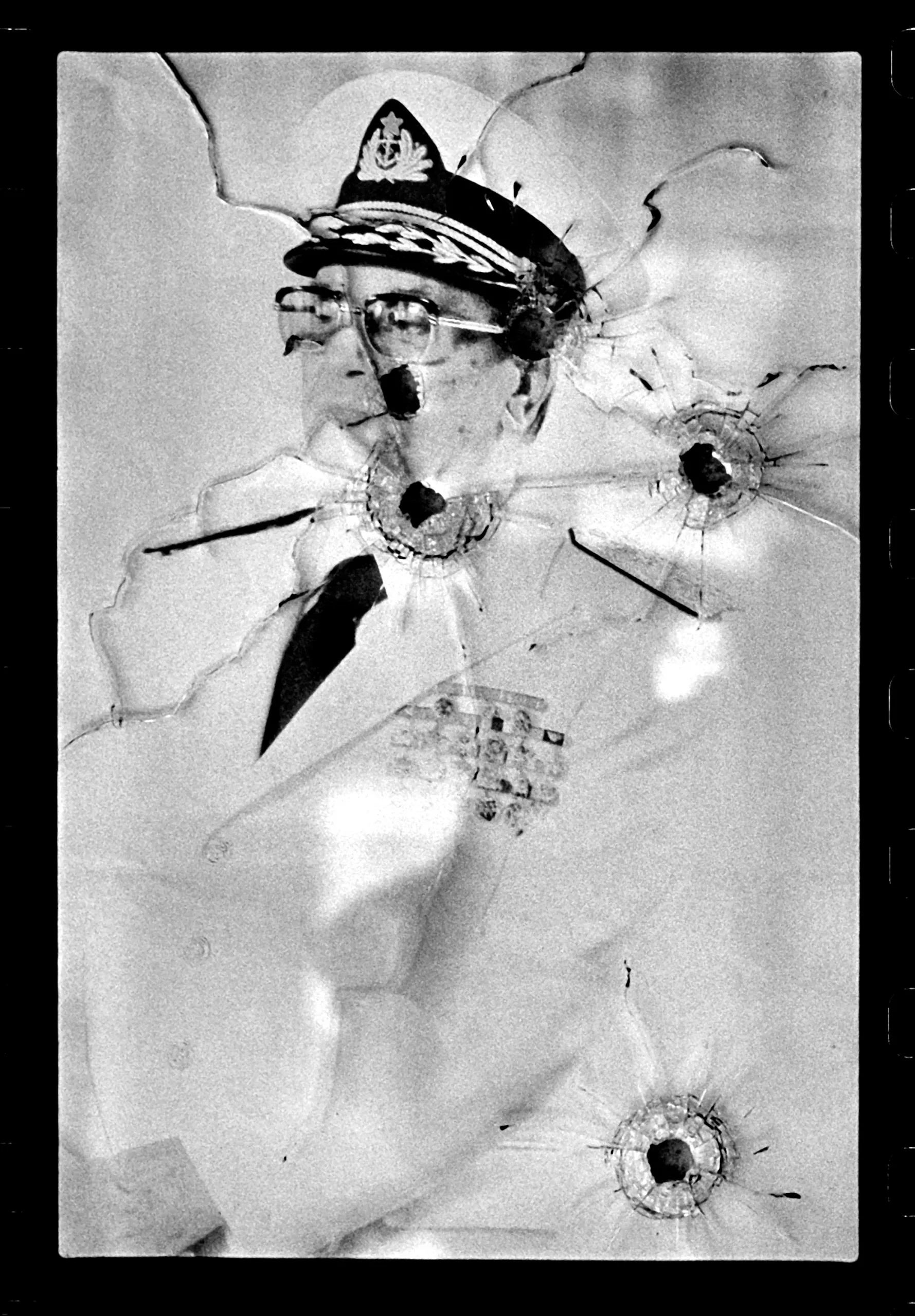 Retrato de Tito atravesado por las balas que aparece en la obra 'Sarajevo Blues'.