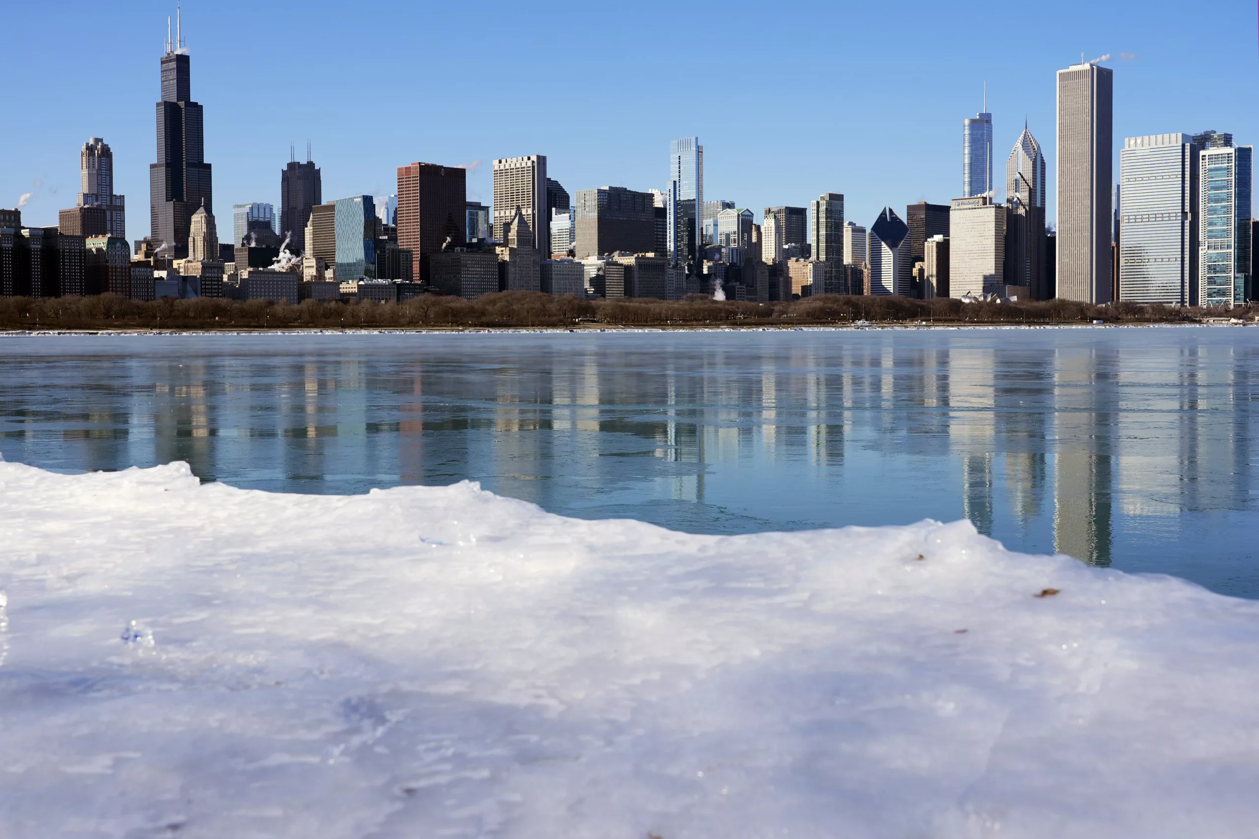 Los meteorológicos recomendaron a los residentes en Chicago mantenerse alertas en caso de manejar durante la tormenta 