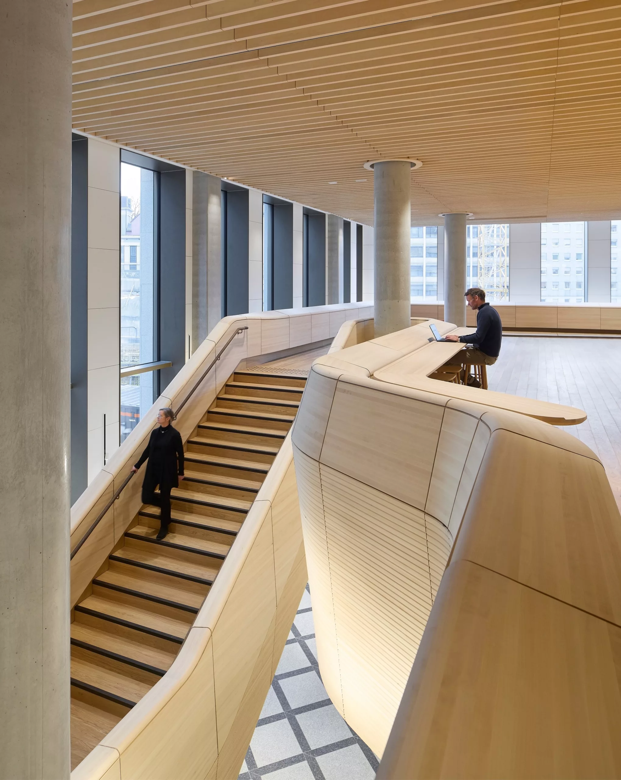 El interior de la sede realizado esencialmente con madera de abedul local.