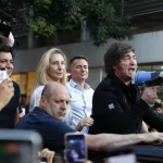 Javier Milei llega a Córdoba y se muestra con Manuel Adorni en señal de apoyo