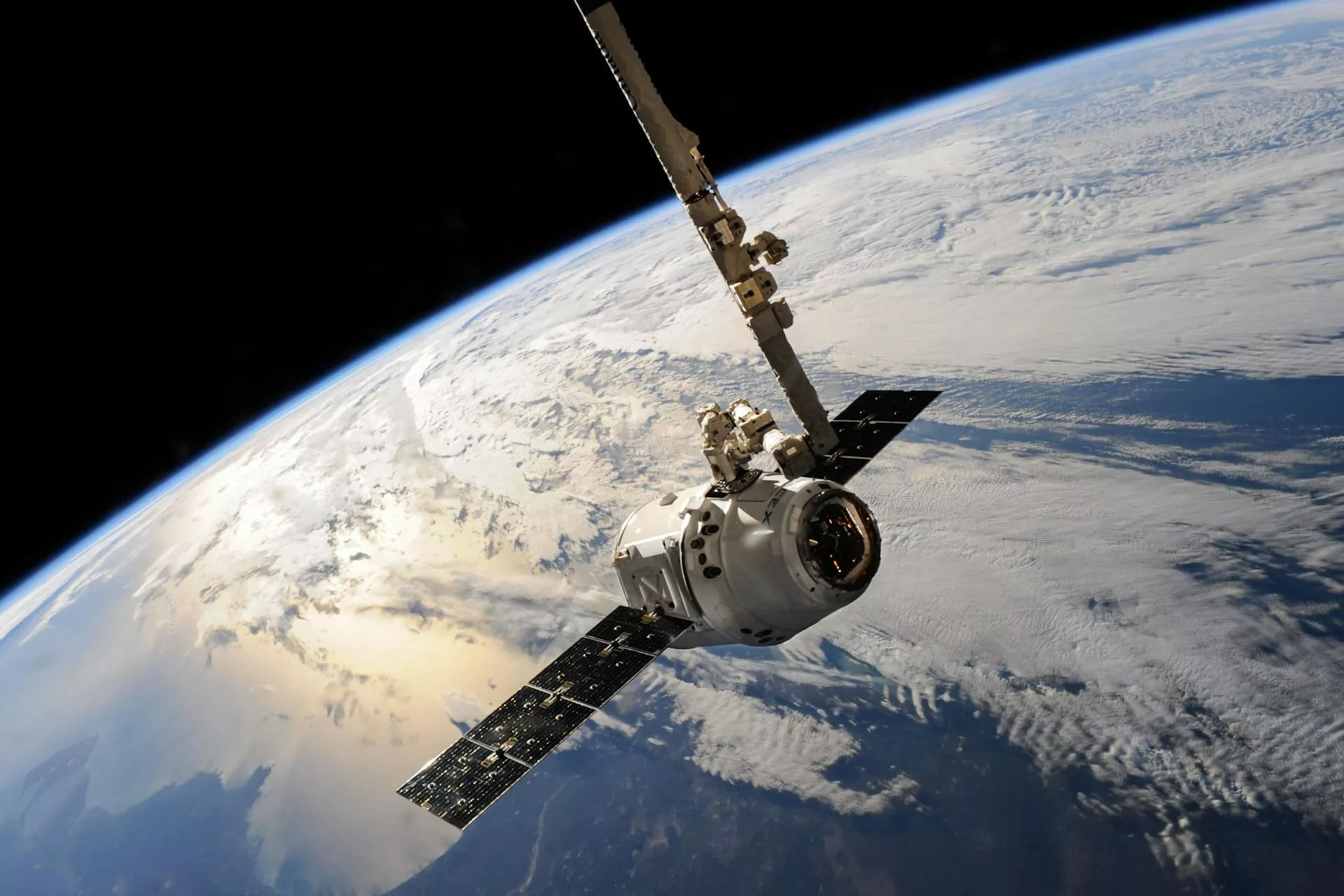 Los fragmentos que se desprenderían de la Luna podrían impactar contra los satélites artificiales (Pexels/SpaceX)