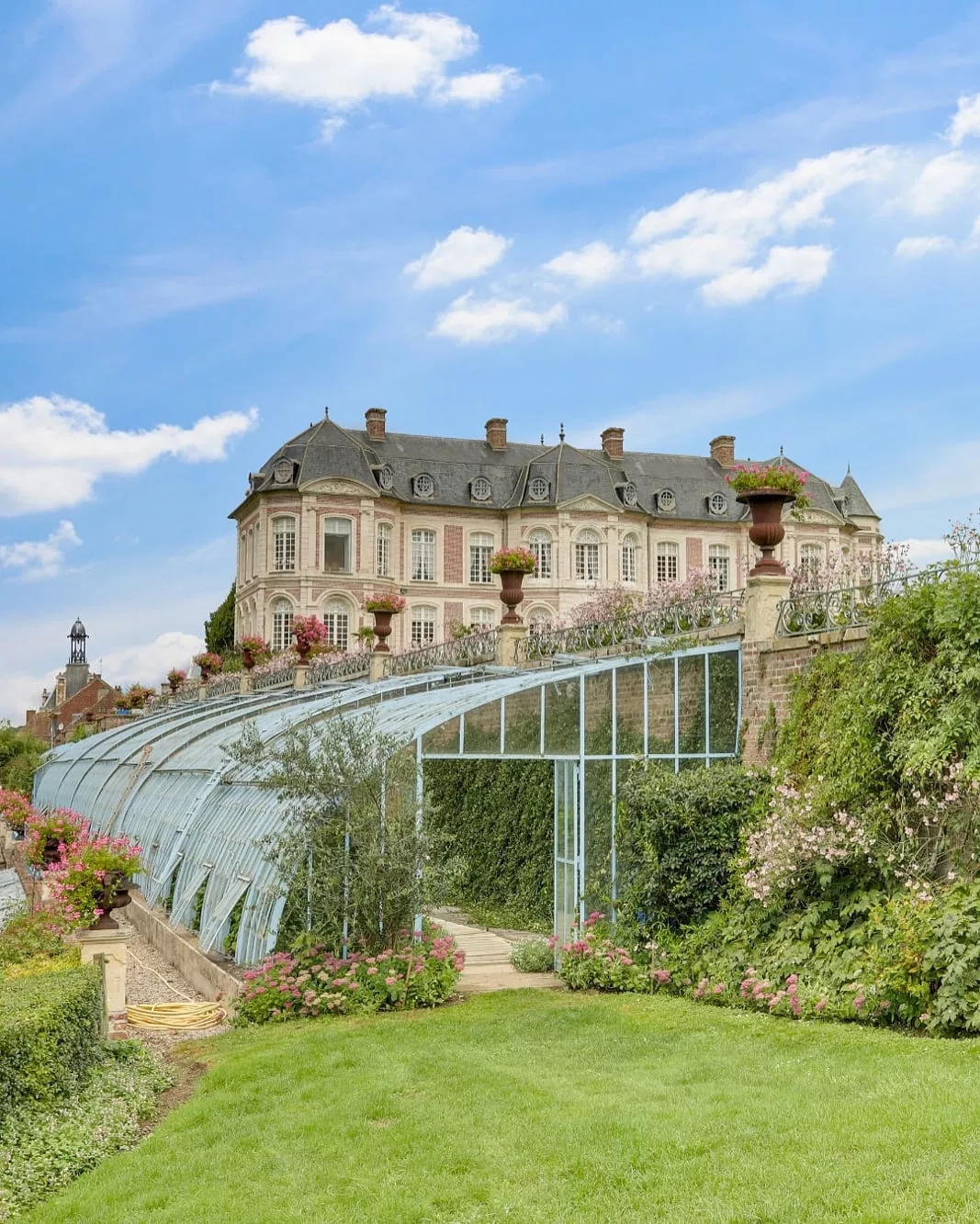 El invernadero restaurado se encuentra frente al castillo y forma parte del conjunto de construcciones anexas que descienden en terrazas hacia el río