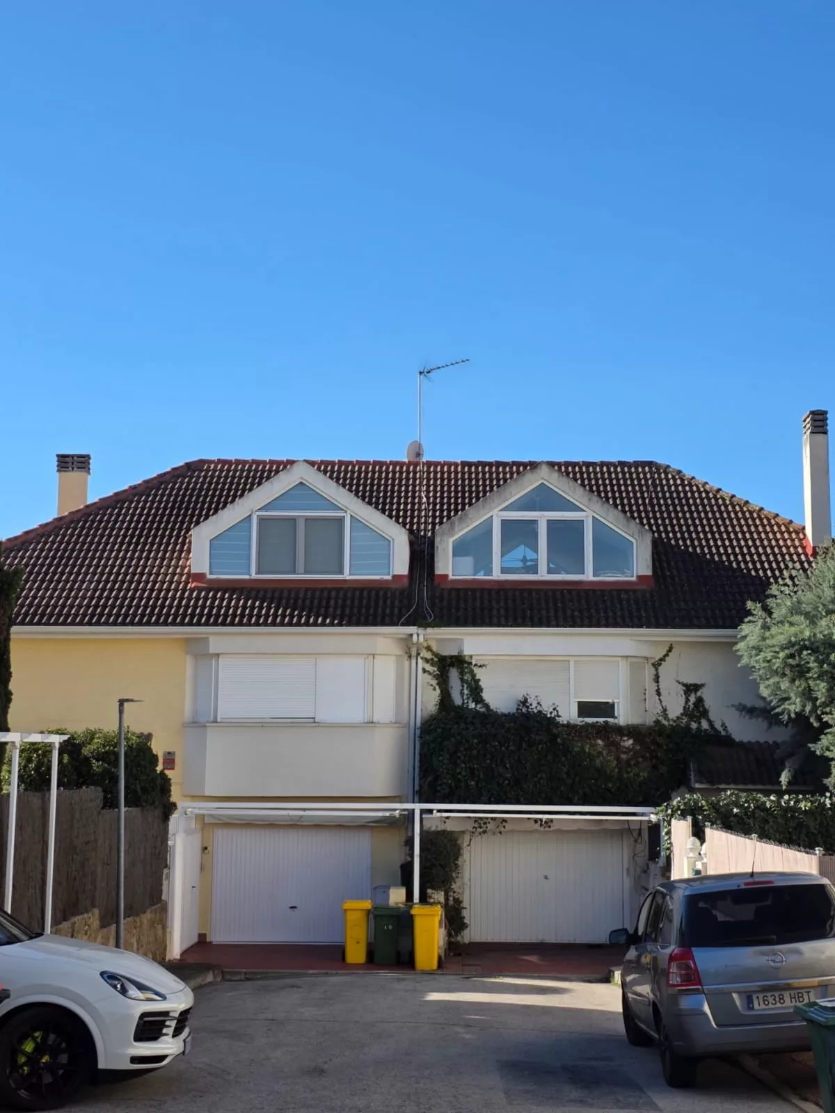 El frente de la casa de la viuda de Perón, en las afueras de Madrid