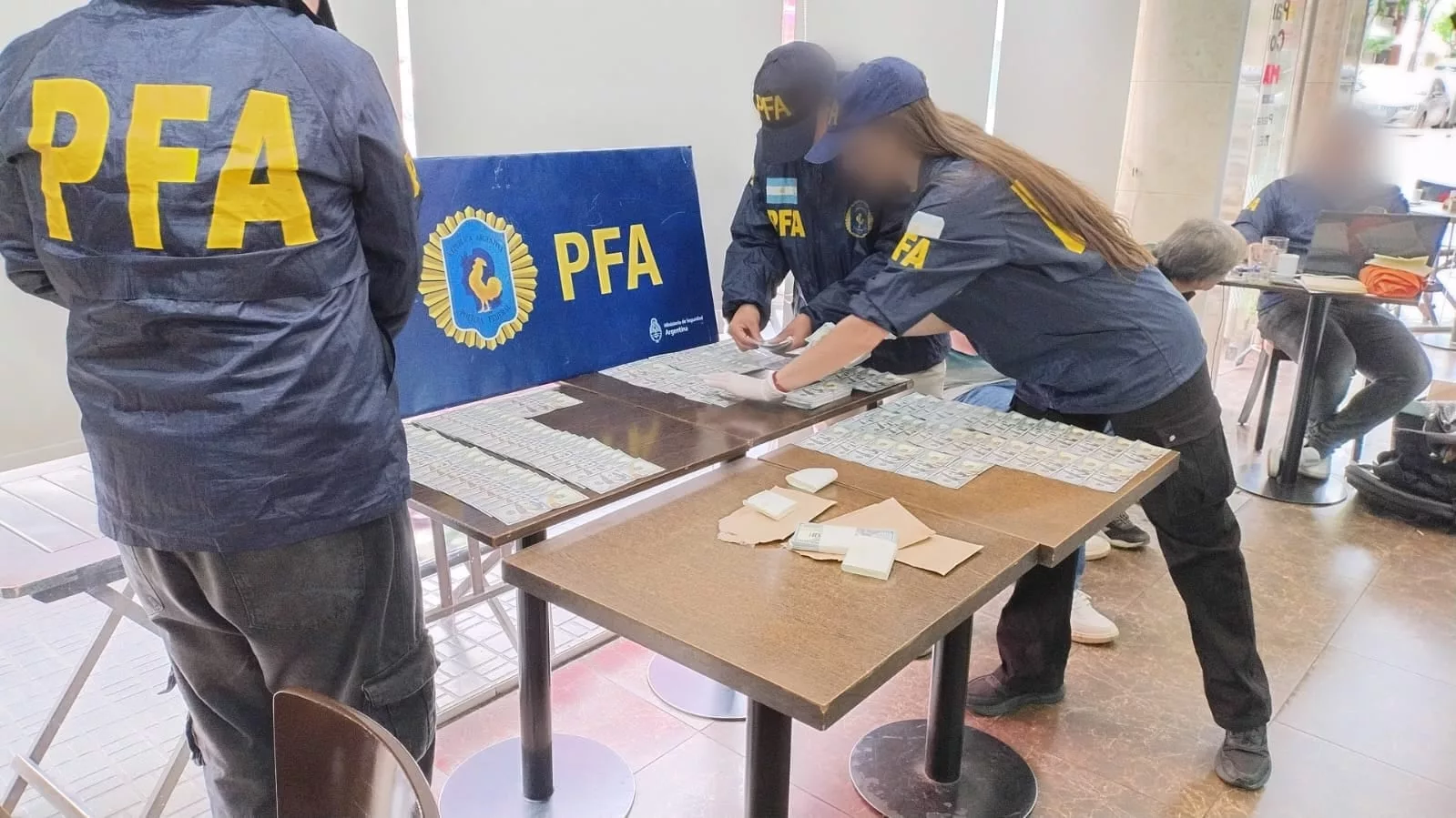 Los billetes de dólares falsos fueron secuestrados por detectives de la Policía Federal Argentina