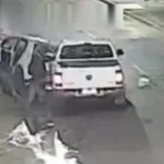 Un conductor chocó dos veces a un auto parado y le fracturó la cabeza a un bebé que estaba adentro