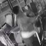 Un chofer discutió con un pasajero, se levantó para pegarle y dejó el colectivo a la deriva