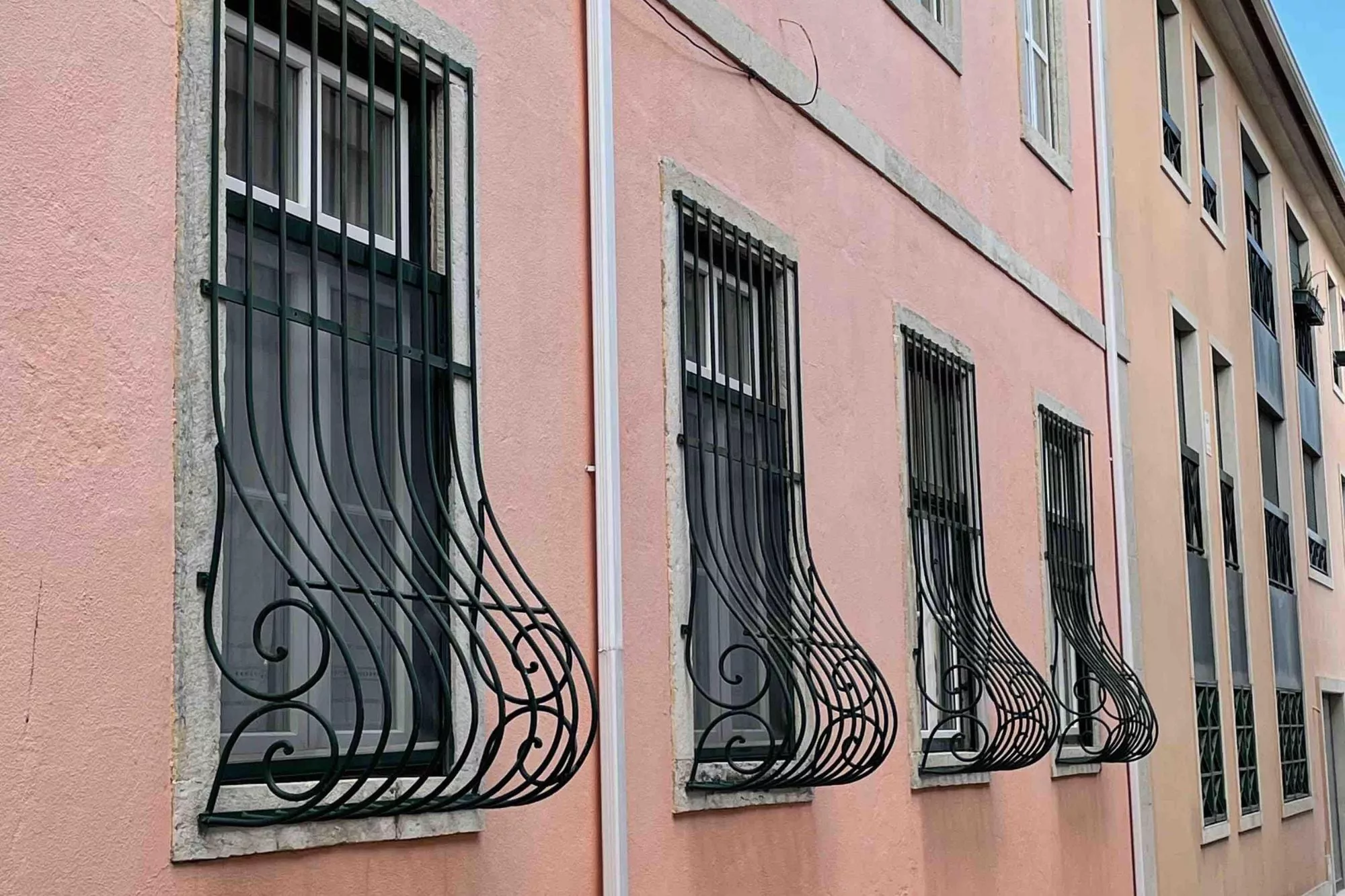 Las rejas curvas en las ventanas aparecen por todo el mundo y se destacan en España