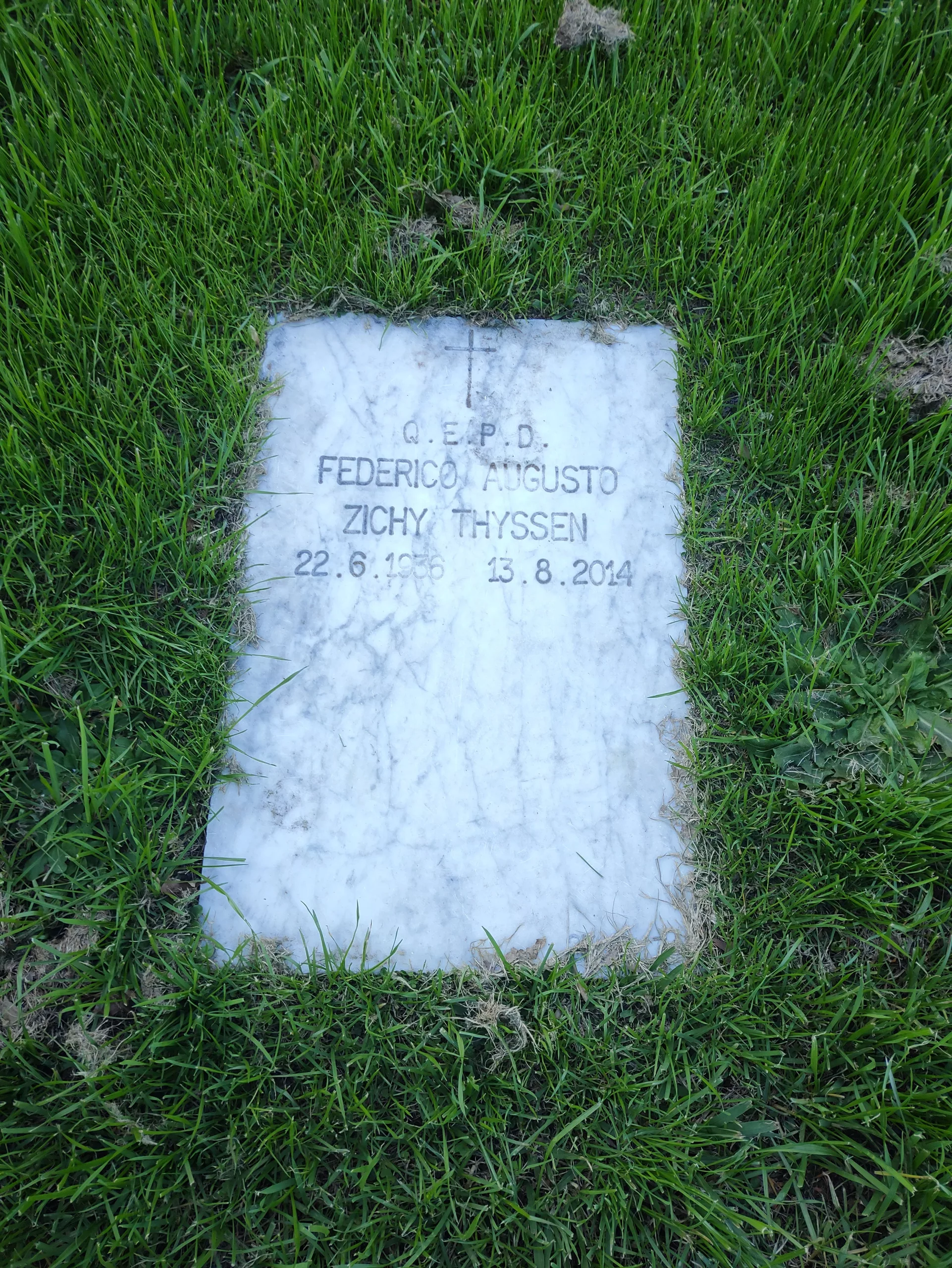 La tumba de Zichy Thyssen, a diez años de su muerte: sin flores, cubierta de pasto seco