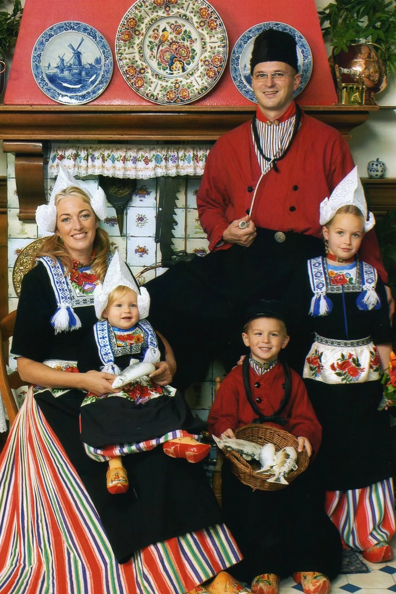 La familia Verkerk en una imagen que Antoon atesora: en su infancia, con sus padres, Heleen y Justus, y sus hermanas, Josefien y Anneleen, todos vestidos con trajes típicos holandeses