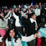 Ni la lluvia ni el frío pudo parar los festejos de los hinchas argentinos que deliraron con un nuevo triunfo agónico de la Selección