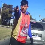 Gritos y susto en las calles de La Matanza: le apuntaron a una mujer para robarle el auto, pero logró escapar y grabó todo en video