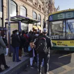 Así funcionan los servicios el feriado del lunes 8 de diciembre: qué pasa con los trenes, subtes y bancos