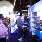 Palpitando el Mundial: el público de la Feria del Libro se saca fotos con la Copa del Mundo en el stand de la AFA