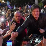 Milei cerró la campaña de sus candidatos en Córdoba: breve discurso y accidentada caravana por la zona universitaria