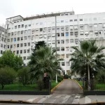Detienen a un enfermero acusado de violar a una paciente de 86 años en un sanatorio de Caballito