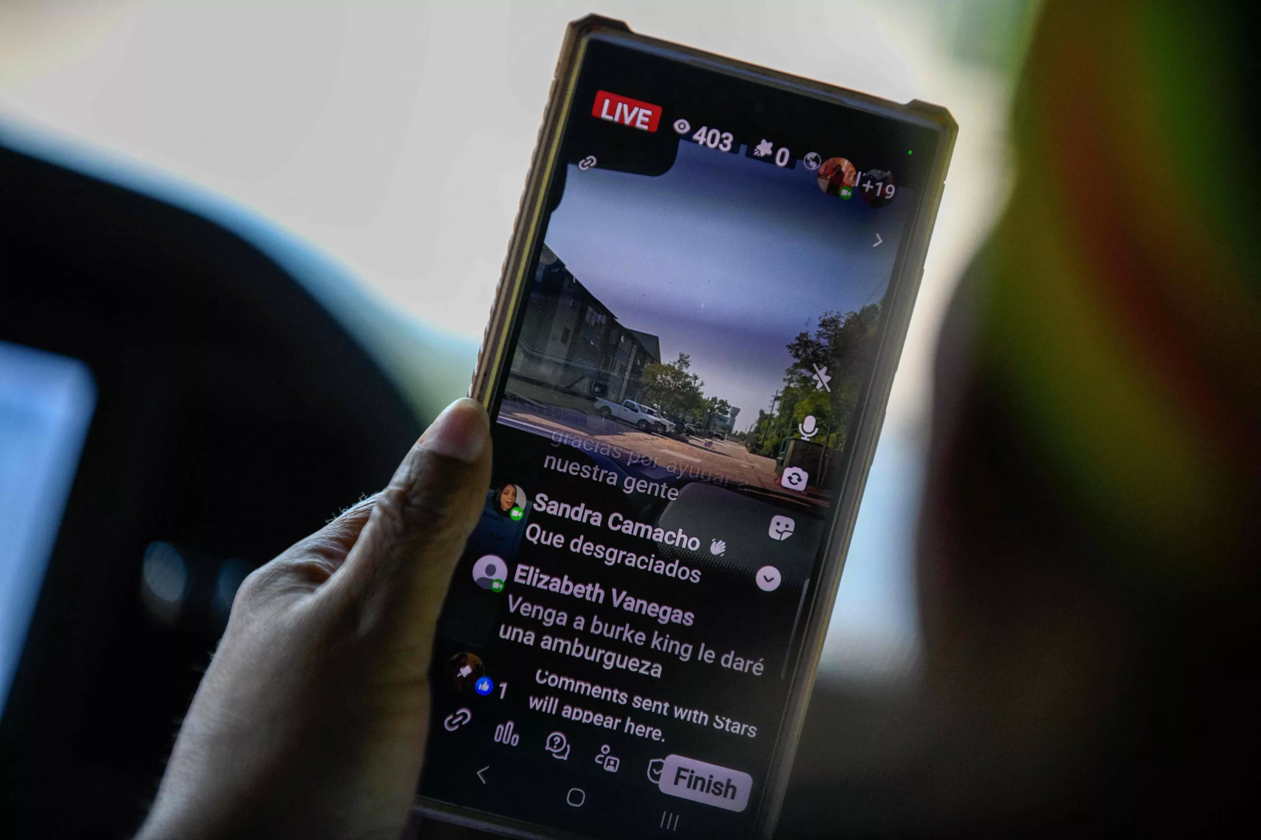 Los migrantes se avisan por redes sociales de la actividad del ICE