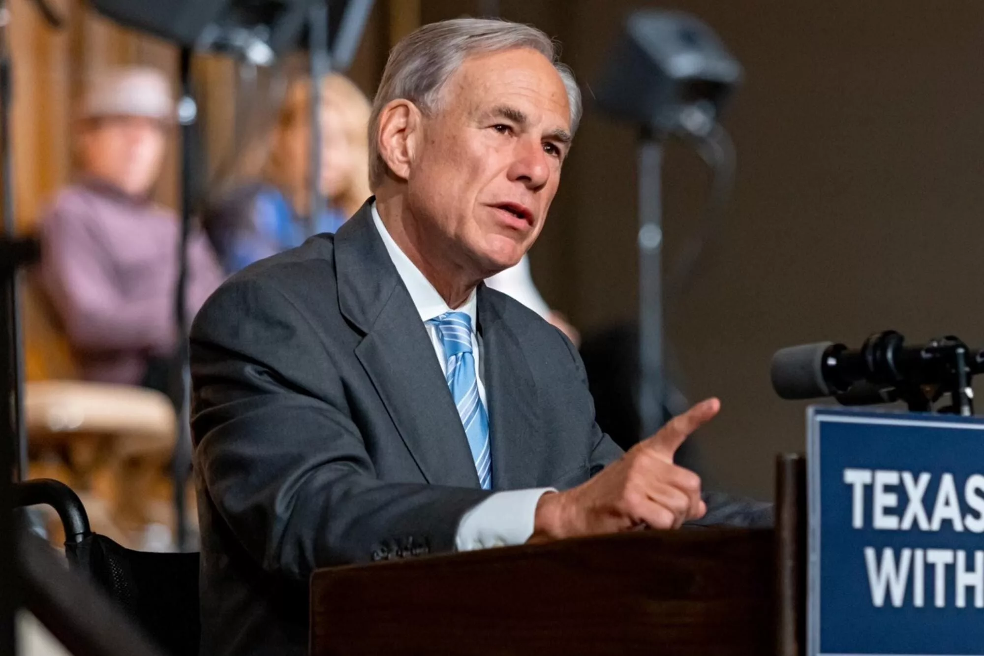 El gobernador Greg Abbott advirtió sobre un problema con el agua en una ciudad de Texas
