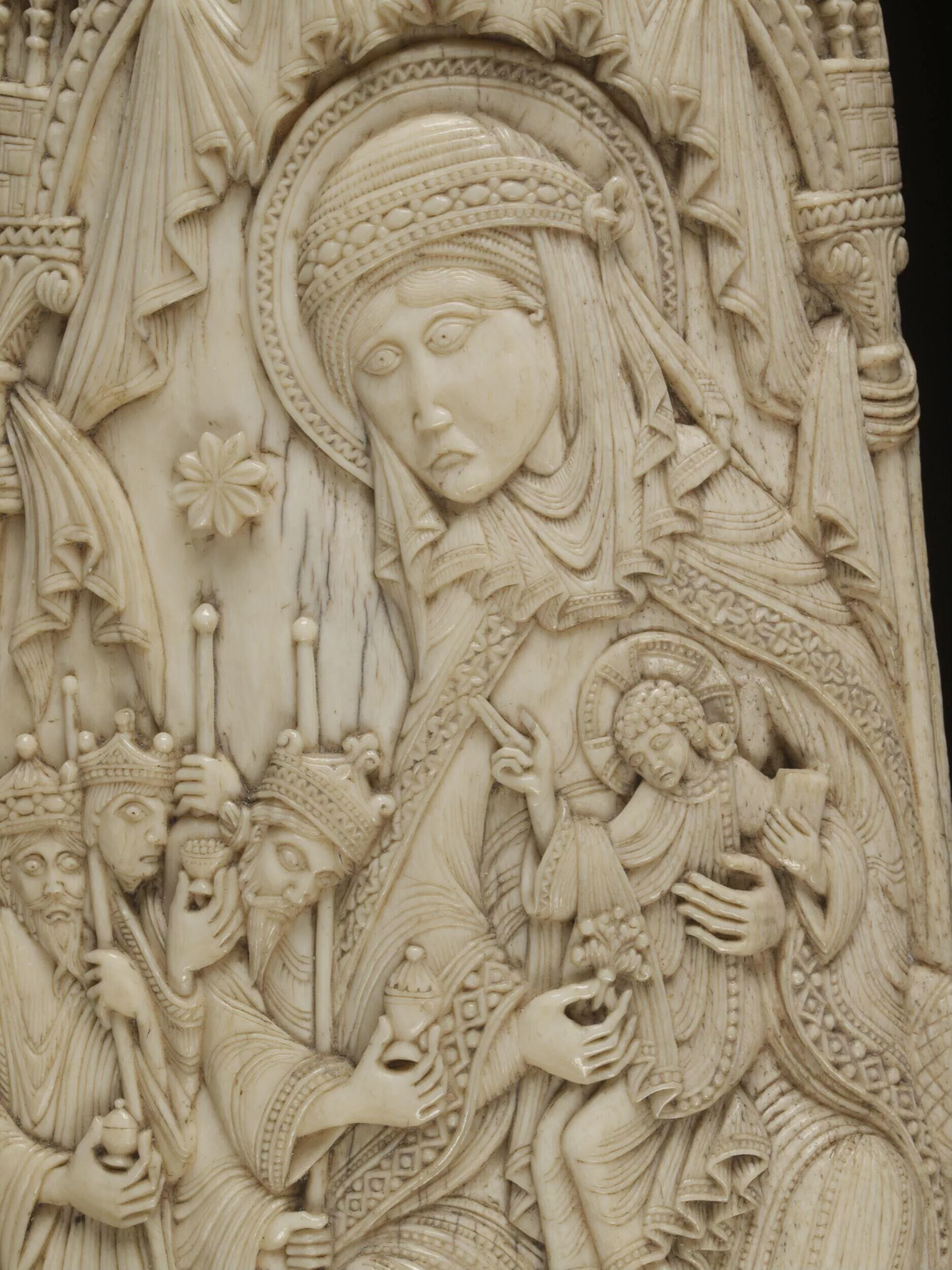 'Relieve de epifanía' (siglo XII), relieve en hueso de ballena, procedente de San Isidoro de León.