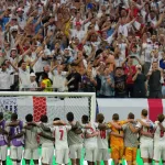 Inglaterra repitió su costumbre y cantó un hit de Oasis ante su gente después de meterse en las semis