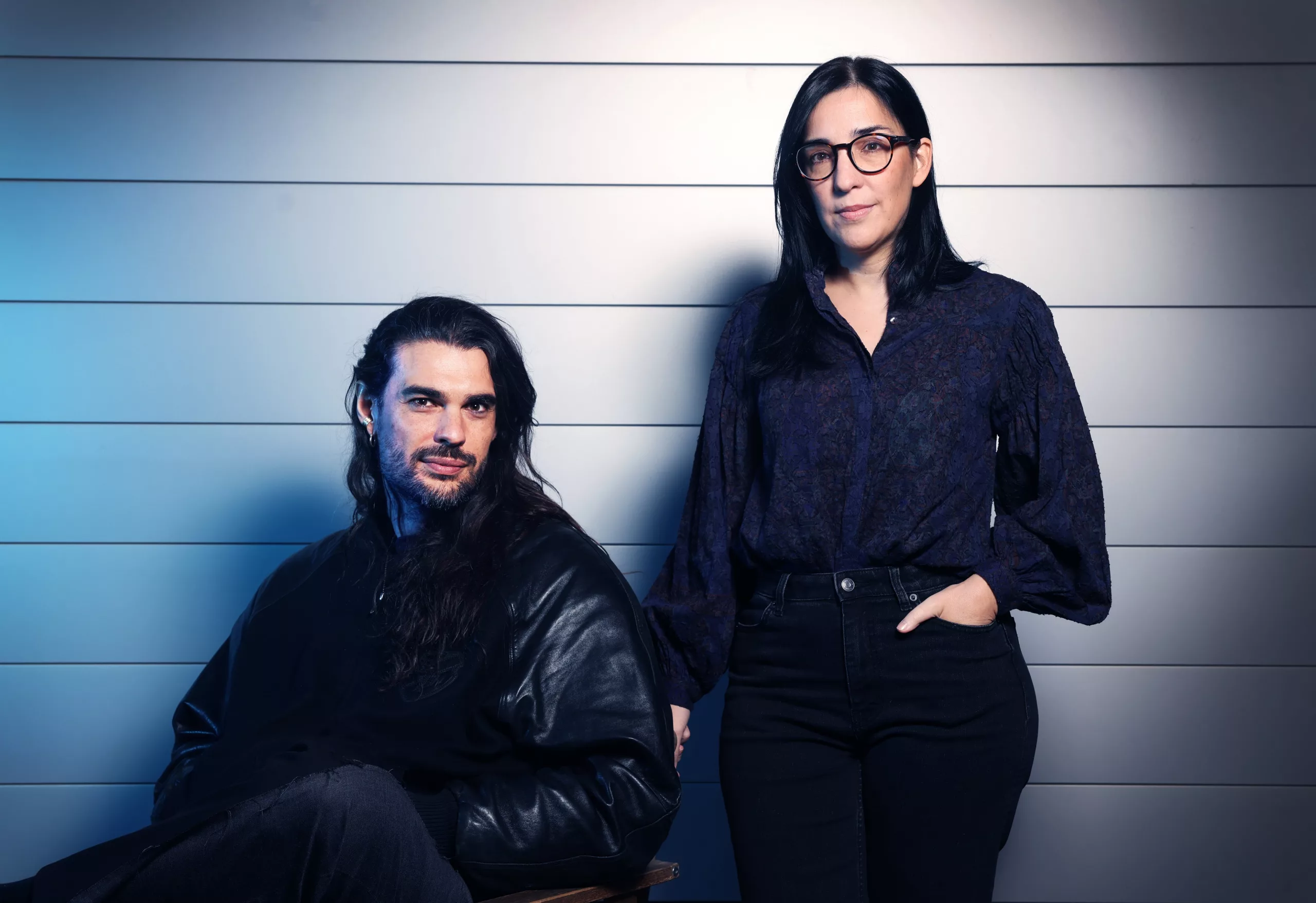 Los directores de cine Oliver Laxe y Alauda Ruiz de Azúa en la redacción de EL PAÍS.