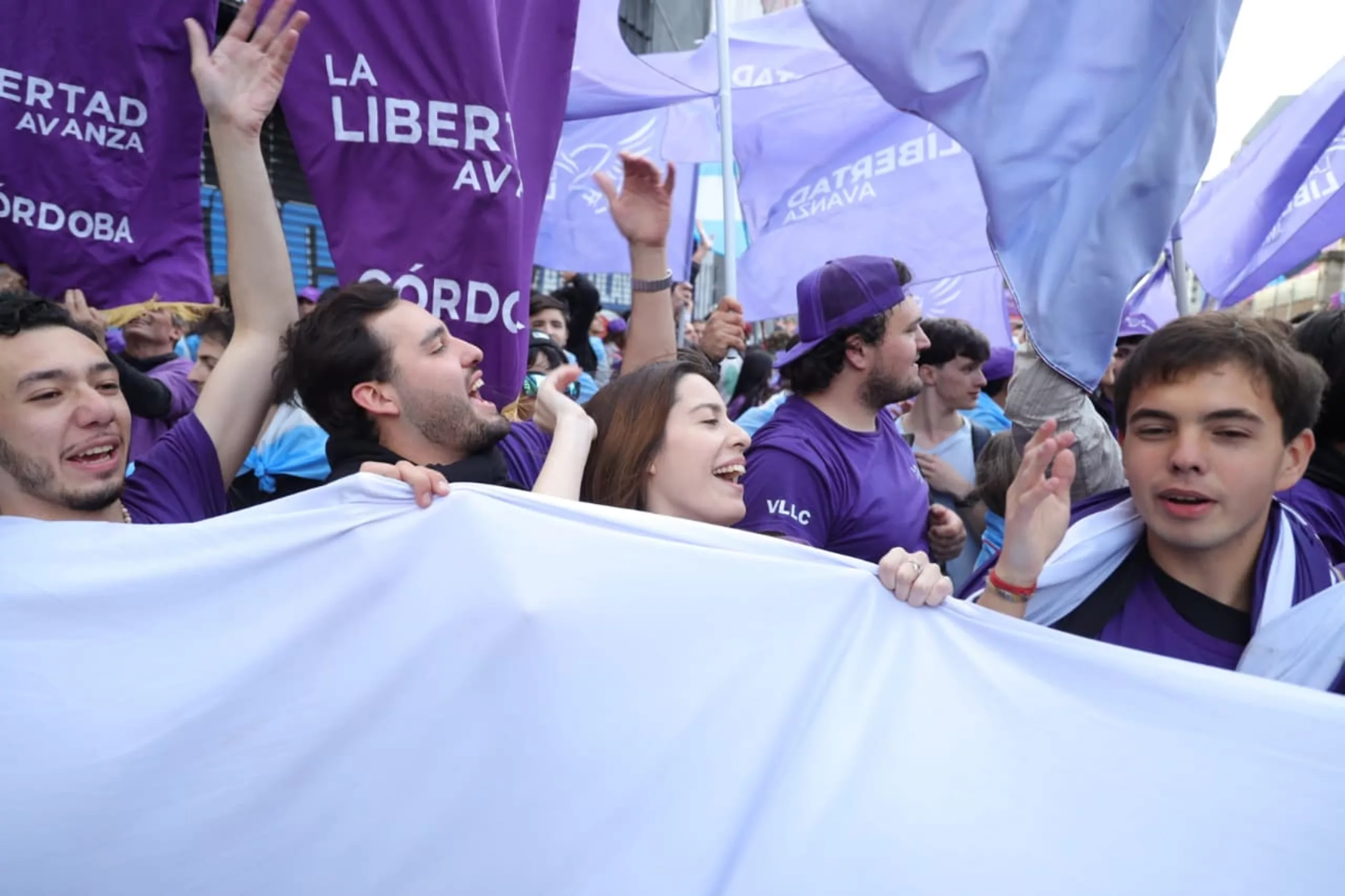 Jóvenes libertarios, en la previa de un acto de Javier Milei