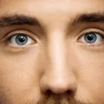 Qué son las “moscas volantes” en la vista y cuándo se debe consultar al médico