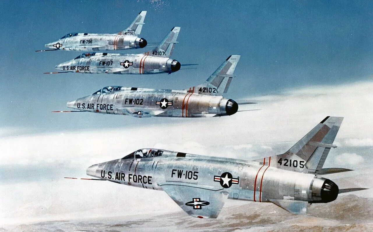 Reactores F-100 en vuelo.