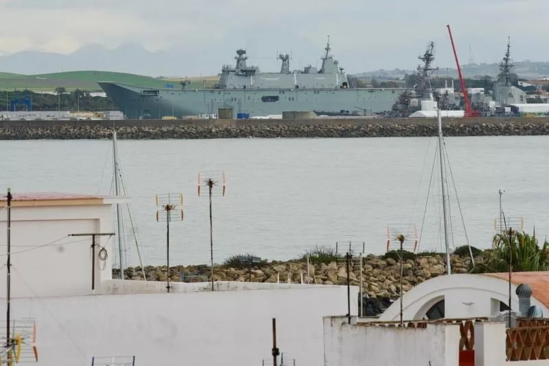 Vista de la base naval de Rota. A lo lejos se ve un buque de guerra