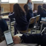 La Ciudad prohibió el uso de celulares en clases en la secundaria: sólo se podrá utilizar en el recreo si la escuela lo habilita