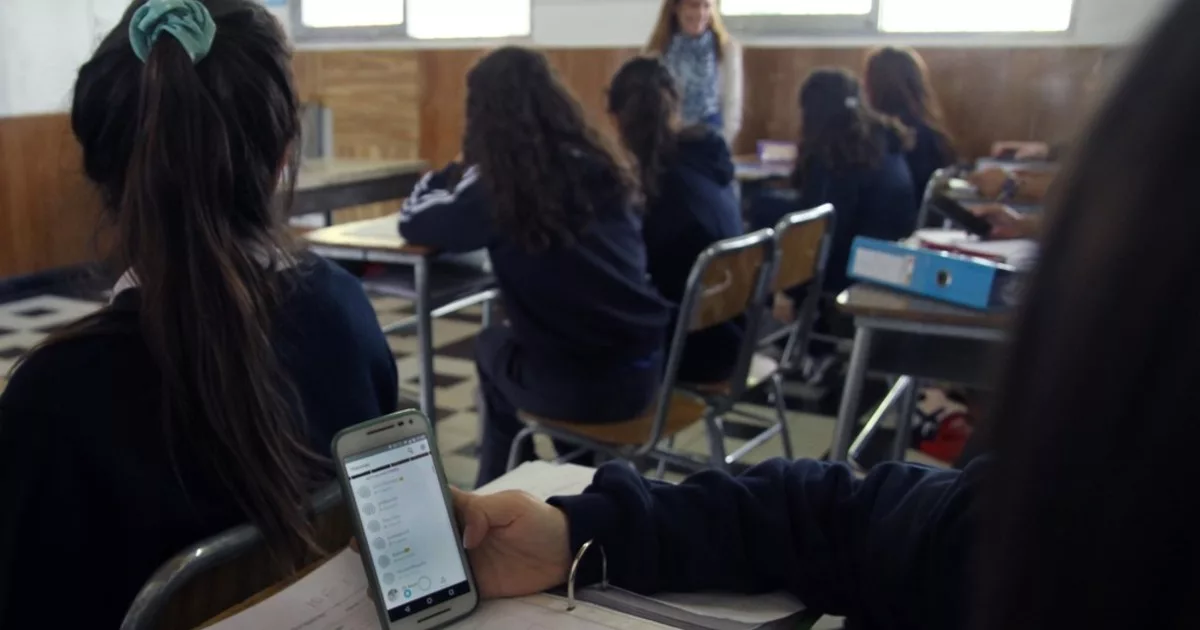 La Ciudad prohibió el uso de celulares en clases en la secundaria: sólo se podrá utilizar en el recreo si la escuela lo habilita