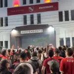 Protesta en la sede y comunicado de Independiente por el cambio de sponsor: “Las negociaciones están en curso”
