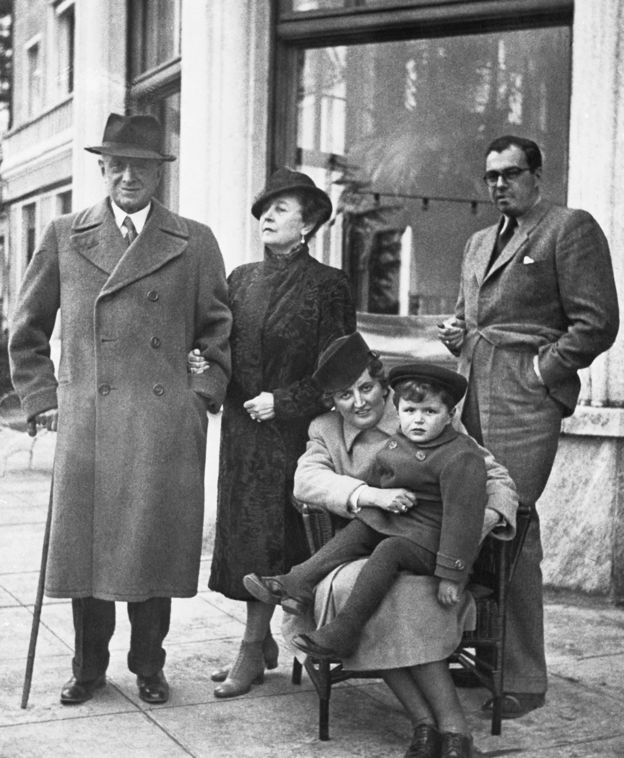 28 de marzo de 1940. Locarno, Suiza. El hombre que llevó a Hitler al poder, es ahora un refugiado. Fritz Thyssen, el alemán magnate del acero que financió la carrera política de Adolf Hitler posa con su familia. En la imagen, parados, de izquierda a derecha: Fritz Zichy, su mujer Amélie, y su yerno, el conde Zichy. Sentada, Anita Thyssen. En su falda, Federico Augusto Zichy Thyssen.