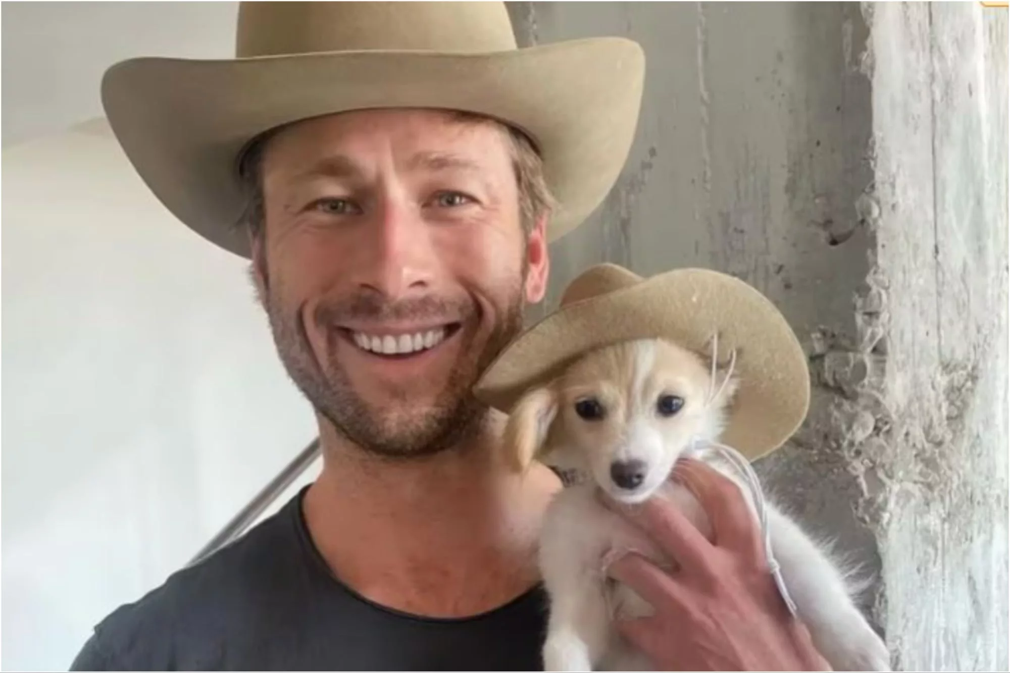 Glen Powell y su perro Brisket