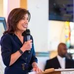 Para qué familias aplica el beneficio de US$1800 anunciado por Kathy Hochul en Nueva York desde enero de 2026