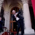 El increíble baile de celebración del futuro ministro de Salud húngaro en las escaleras del Parlamento