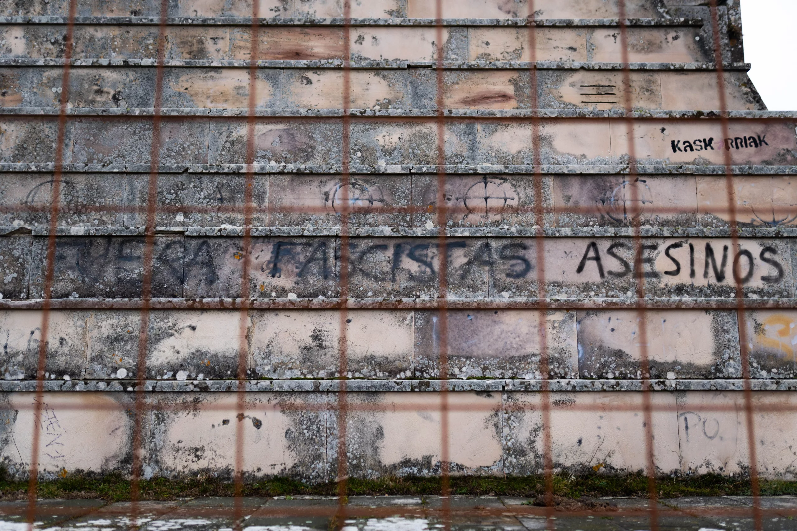 Grafiti en uno de los muros de la Pirámide de los Italianos.