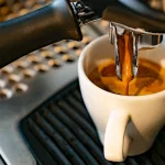 Aprovecha el 47% de descuento en la cafetera espresso de Cecotec que espuma la leche y prepara dos cafés al mismo tiempo